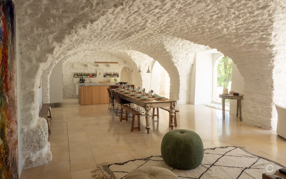 Une maison en pierres entourée de lavandes en Provence