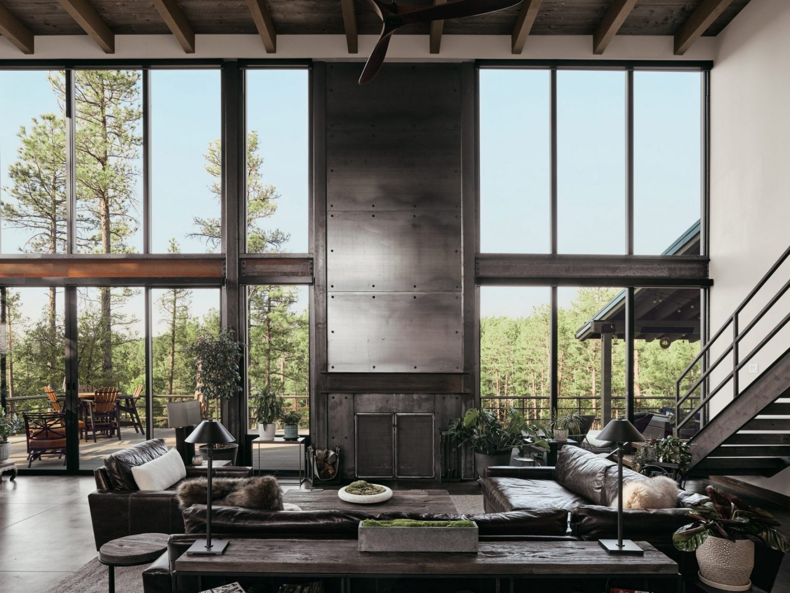 salon avec cheminée acier décoration contemporaine