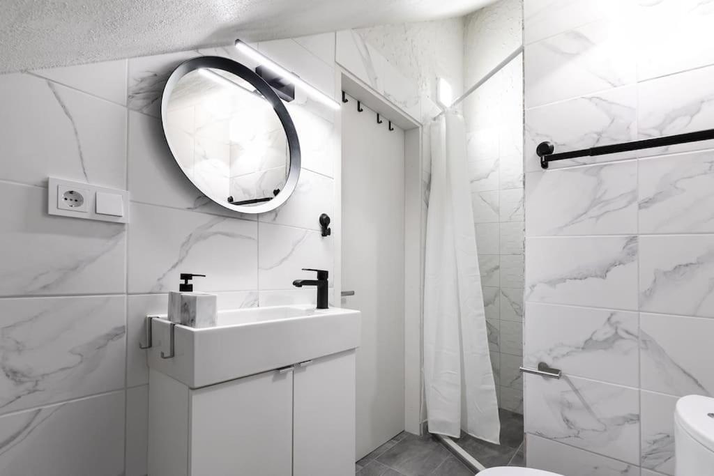 salle de bain blanche mansardée décoration moderne