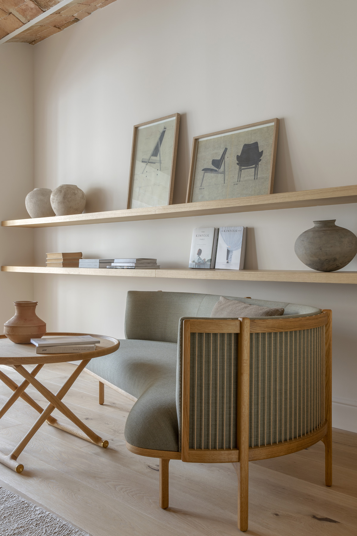 salon design avec étagères bois