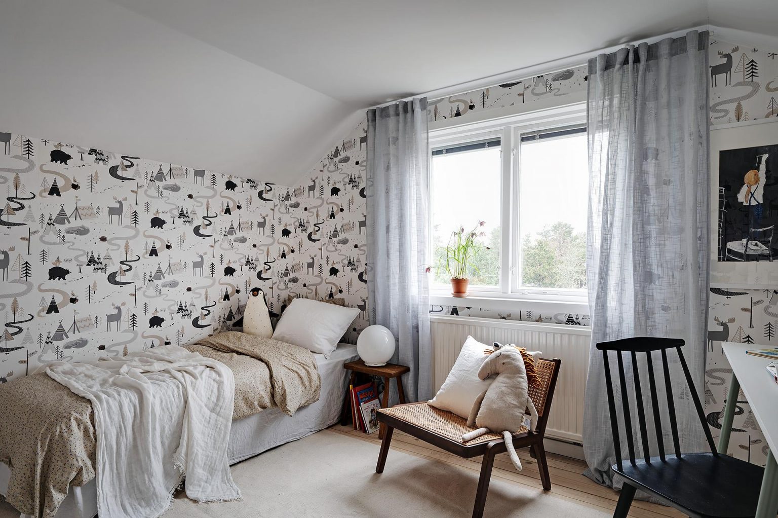 chambre enfant avec papier-peint décoration scandinave contemporaine