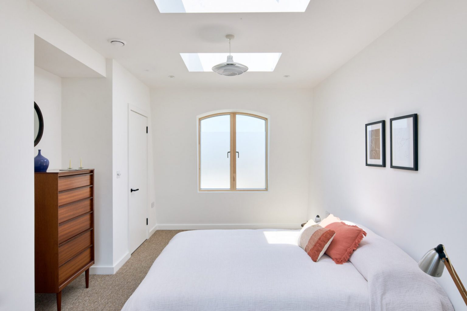chambre blanche minimaliste décoration design mid-century