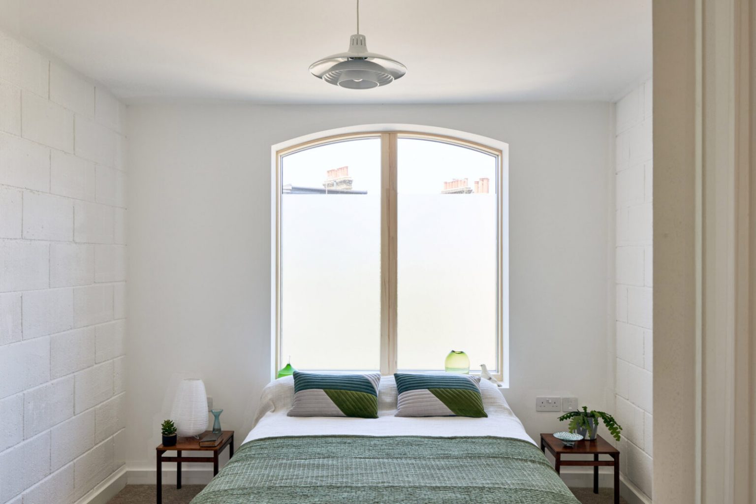 chambre blanche et verte décoration design et minimaliste