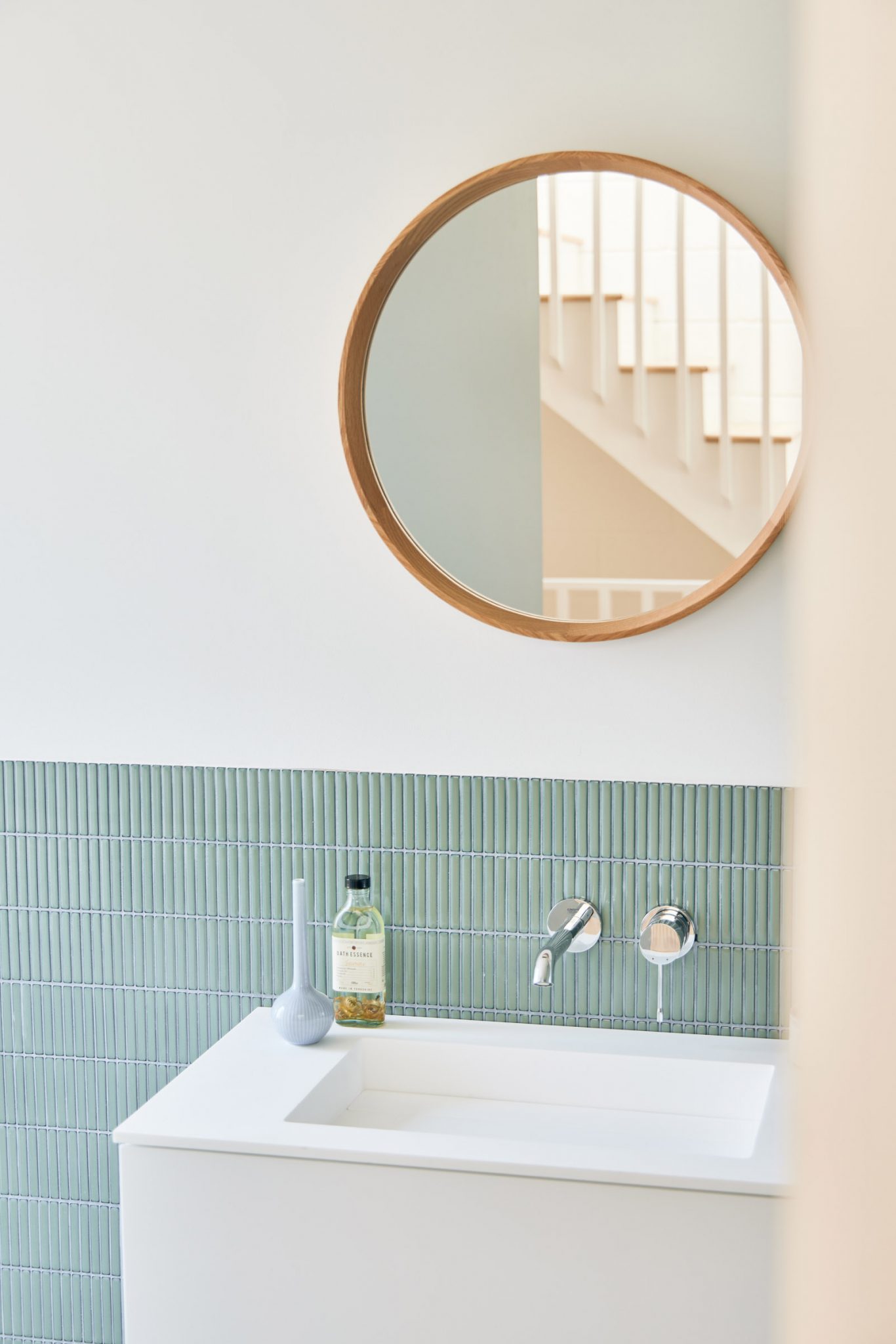 salle de bain blanche et verte carrelage japonais décoration design