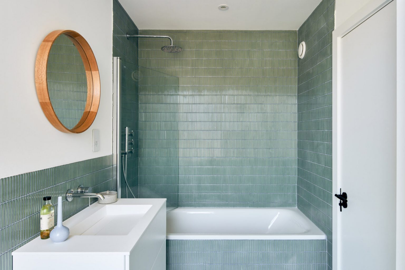 salle de bain blanche et verte carrelage japonais décoration design