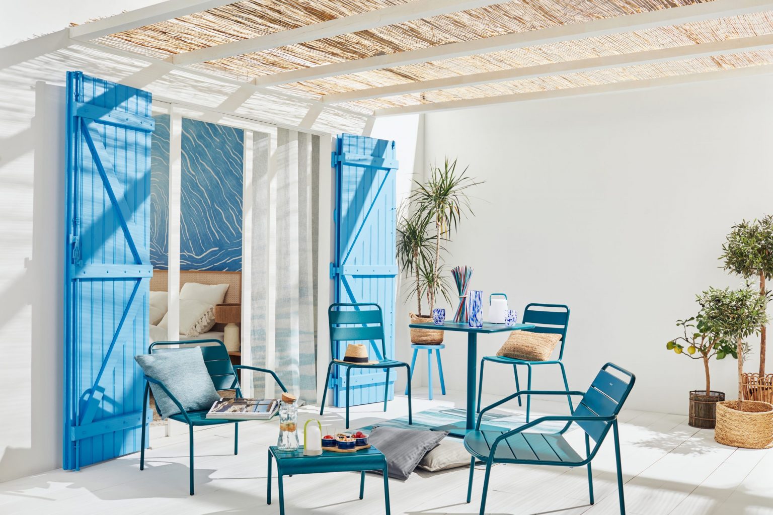 terrasse avec pergola décoration bleue collection 4MURS 2024