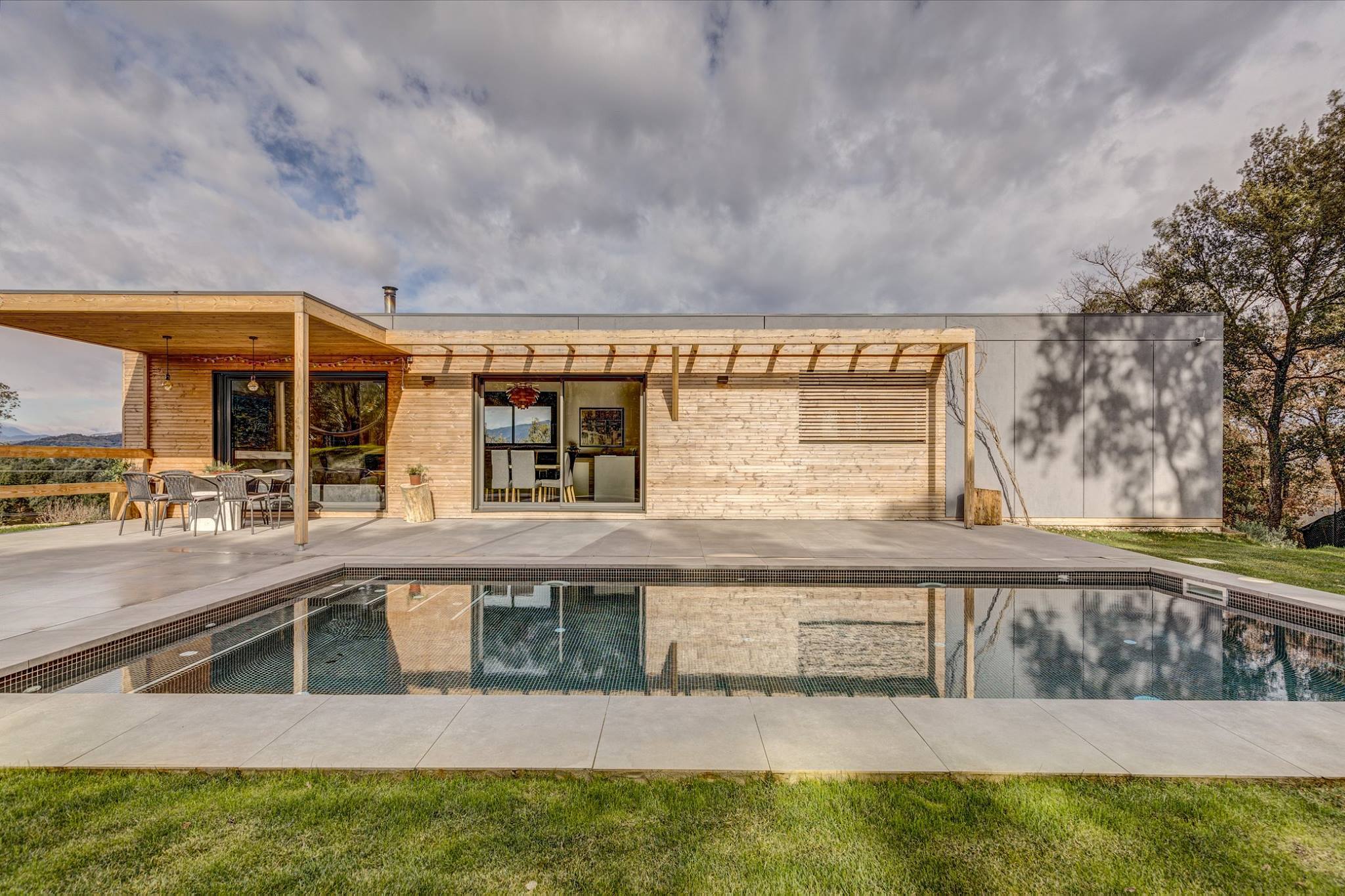 Une grande maison préfabriquée en bois à la conception durable