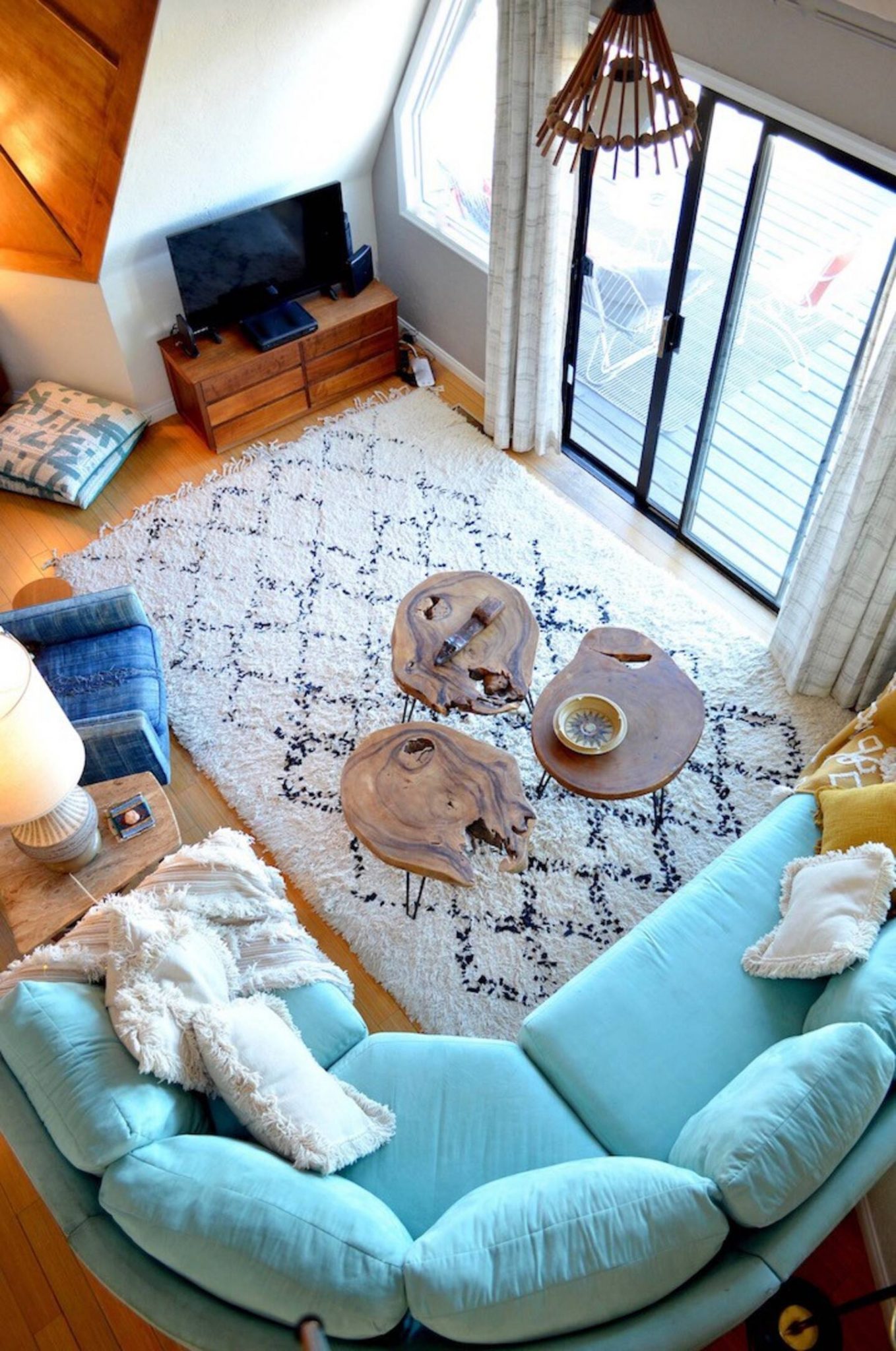 salon avec canapé bleu maison dôme