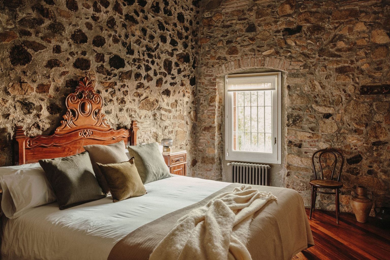 chambre maison en pierres anciennes rénovée Paratgea Espagne
