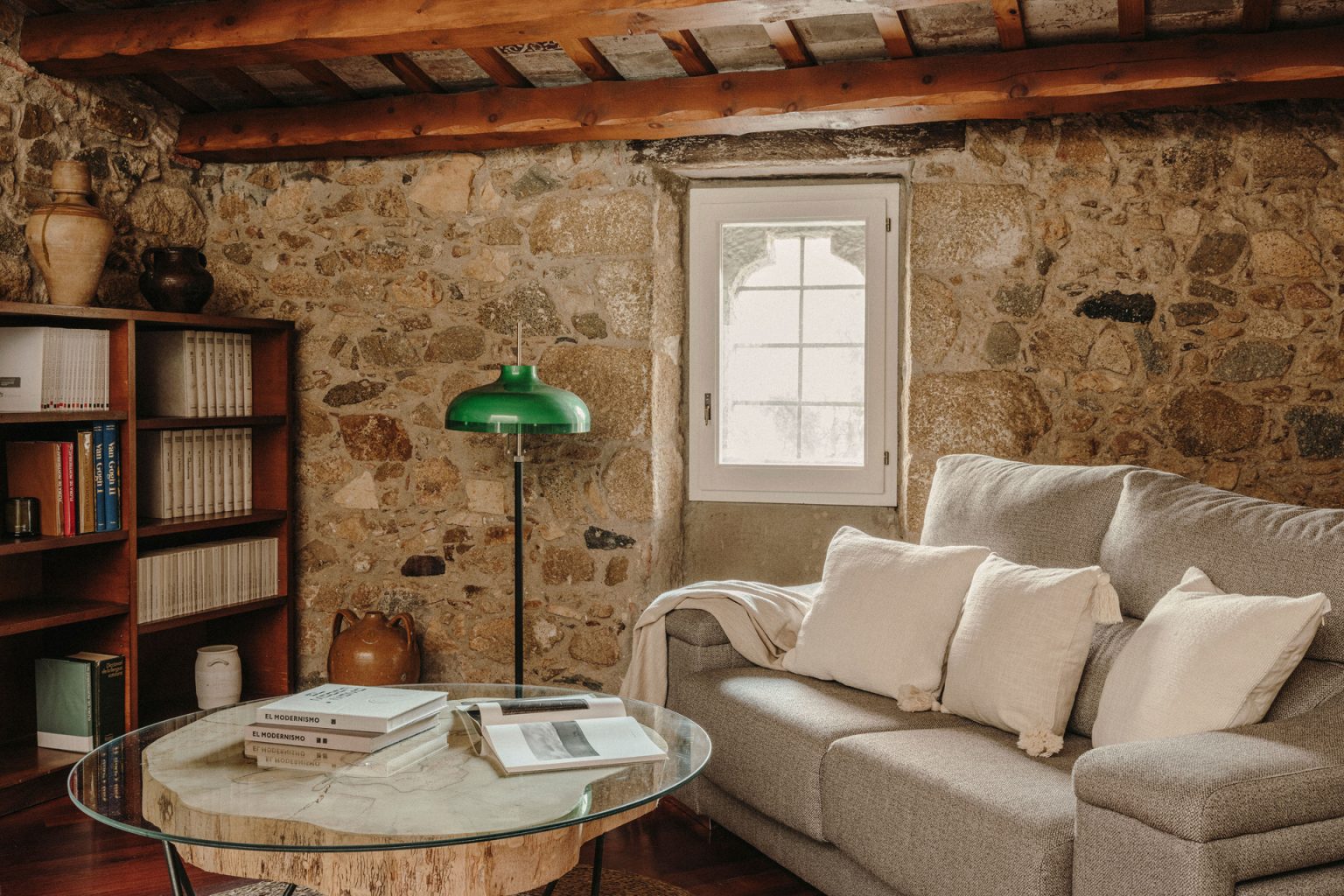 salon avec poutres maison en pierres anciennes rénovée Paratgea Espagne