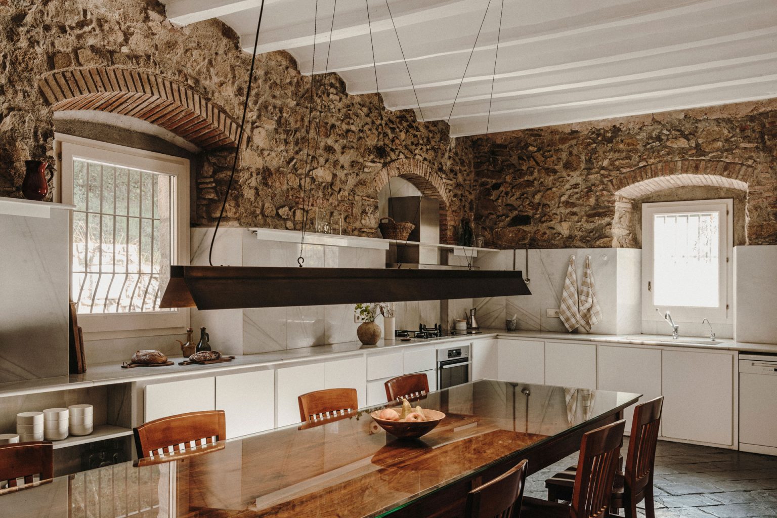 cuisine maison en pierres anciennes rénovée Paratgea Espagne