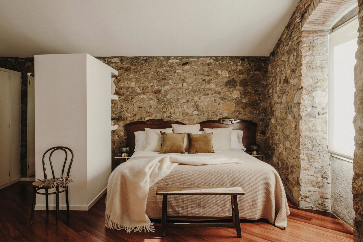 chambre maison en pierres anciennes rénovée Paratgea Espagne