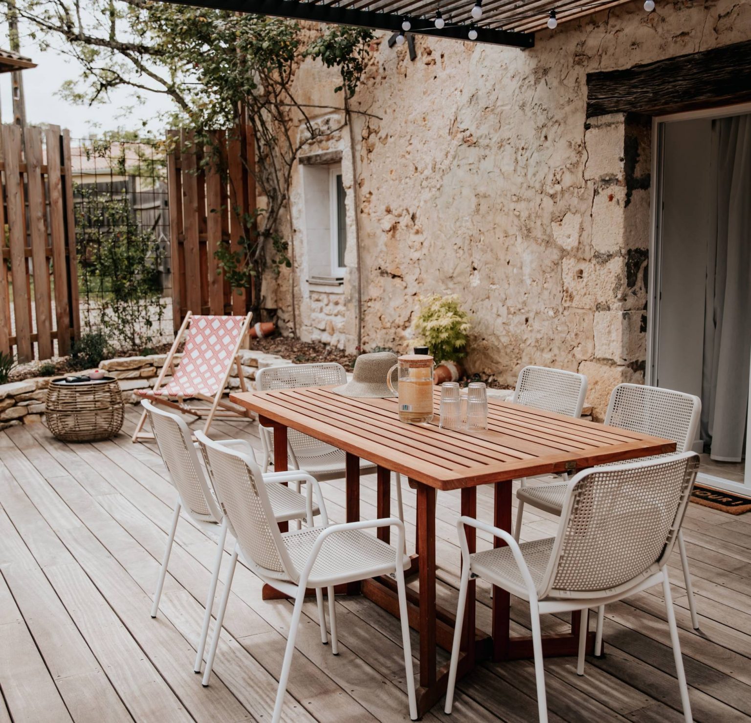 terrasse avec pergola acier maison en pierres Dordogne Les Biscottos