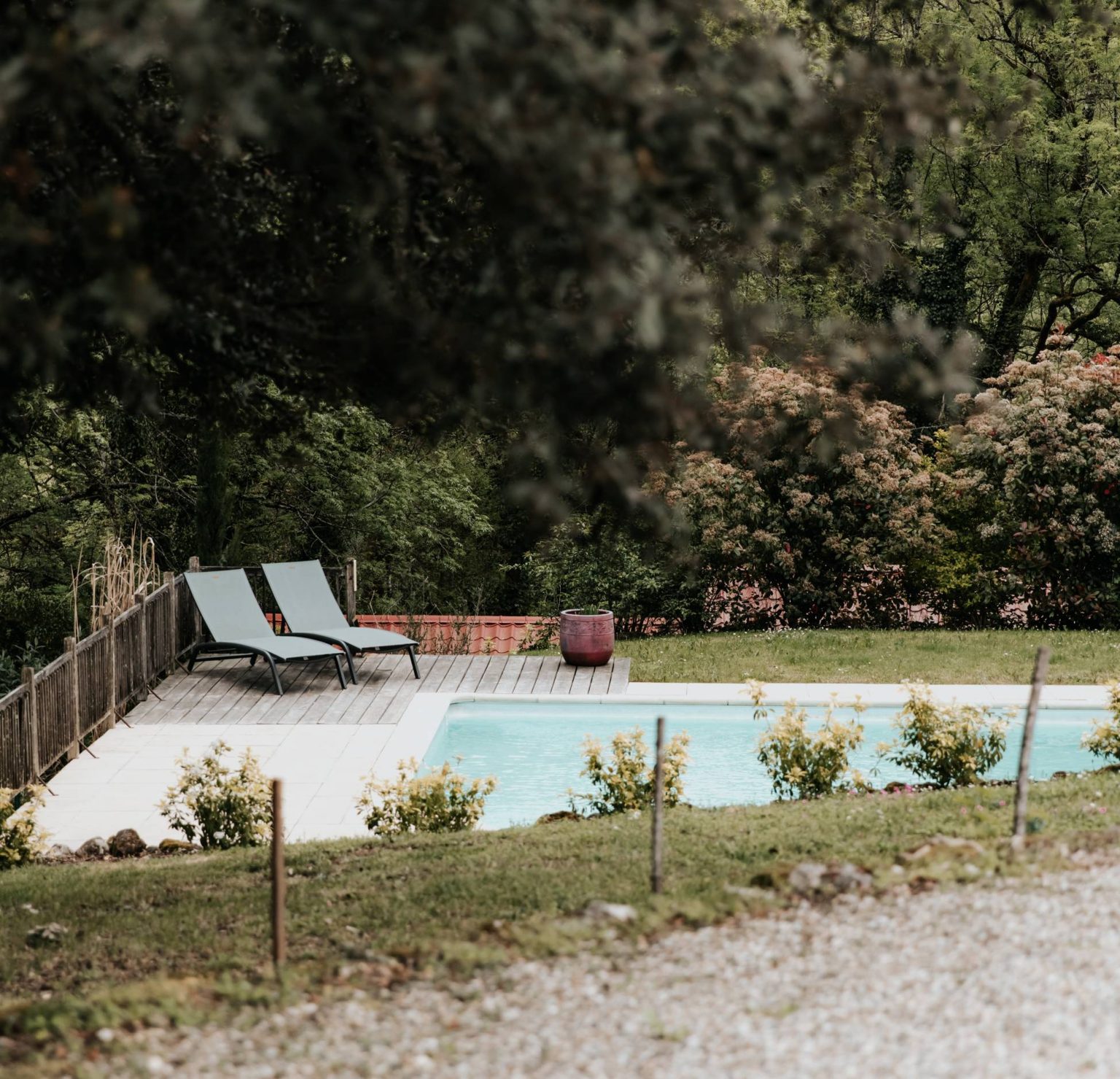 jardin avec piscine maison en pierres Dordogne Les Biscottos