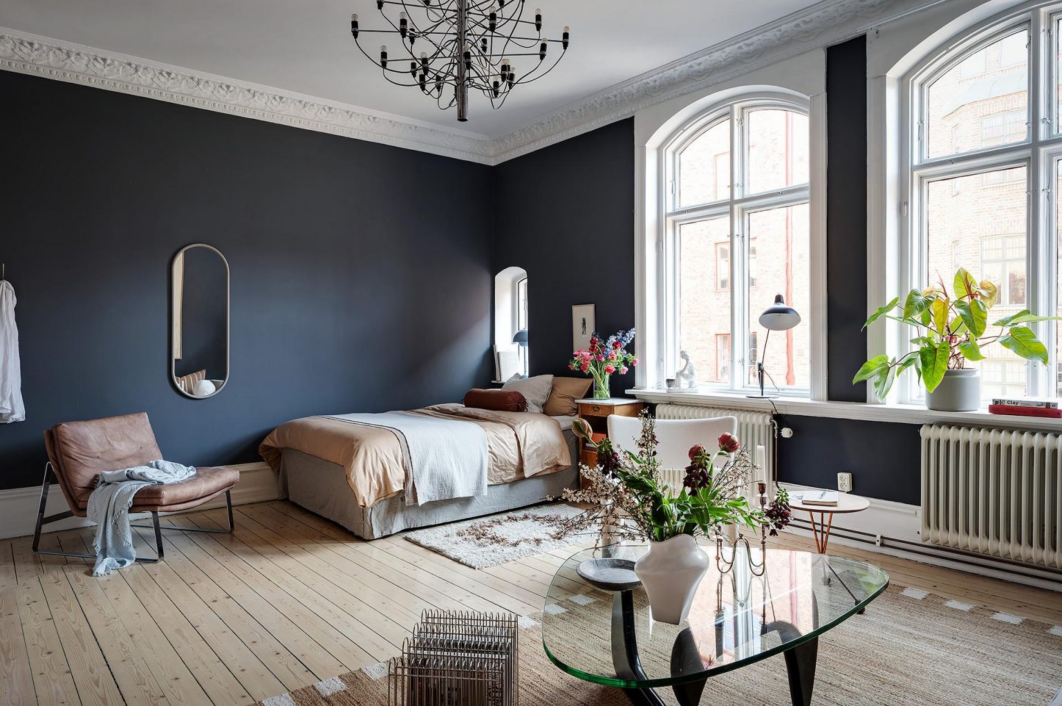 chambre avec moulures murs bleus décoration scandinave