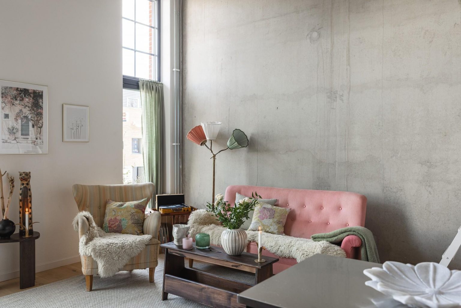 salon avec canapé rose décoration scandinave