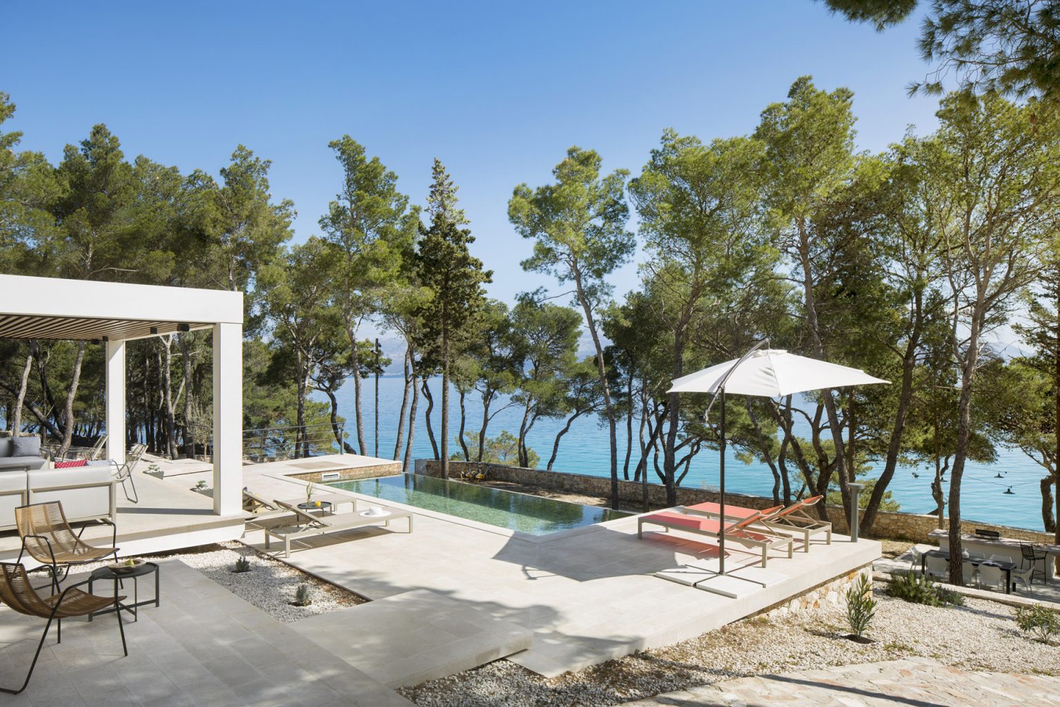 terrasse avec pergola maison contemporaine avec piscine vue mer 