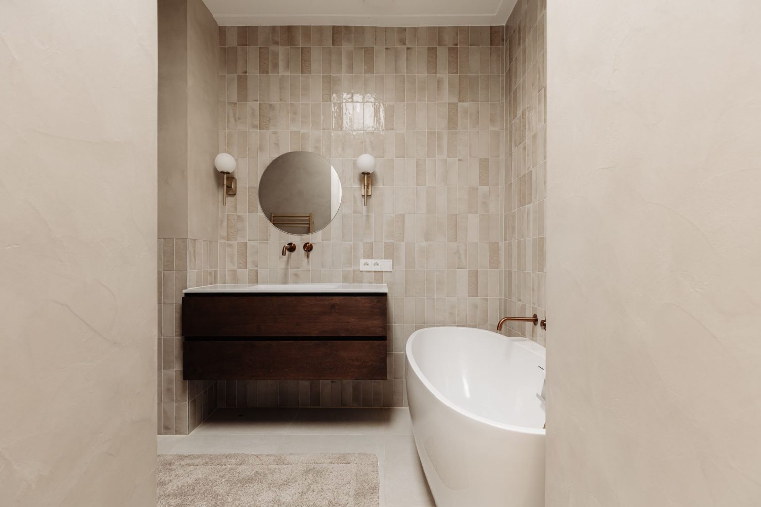 salle de bain avec baignoire îlot décoration design beige