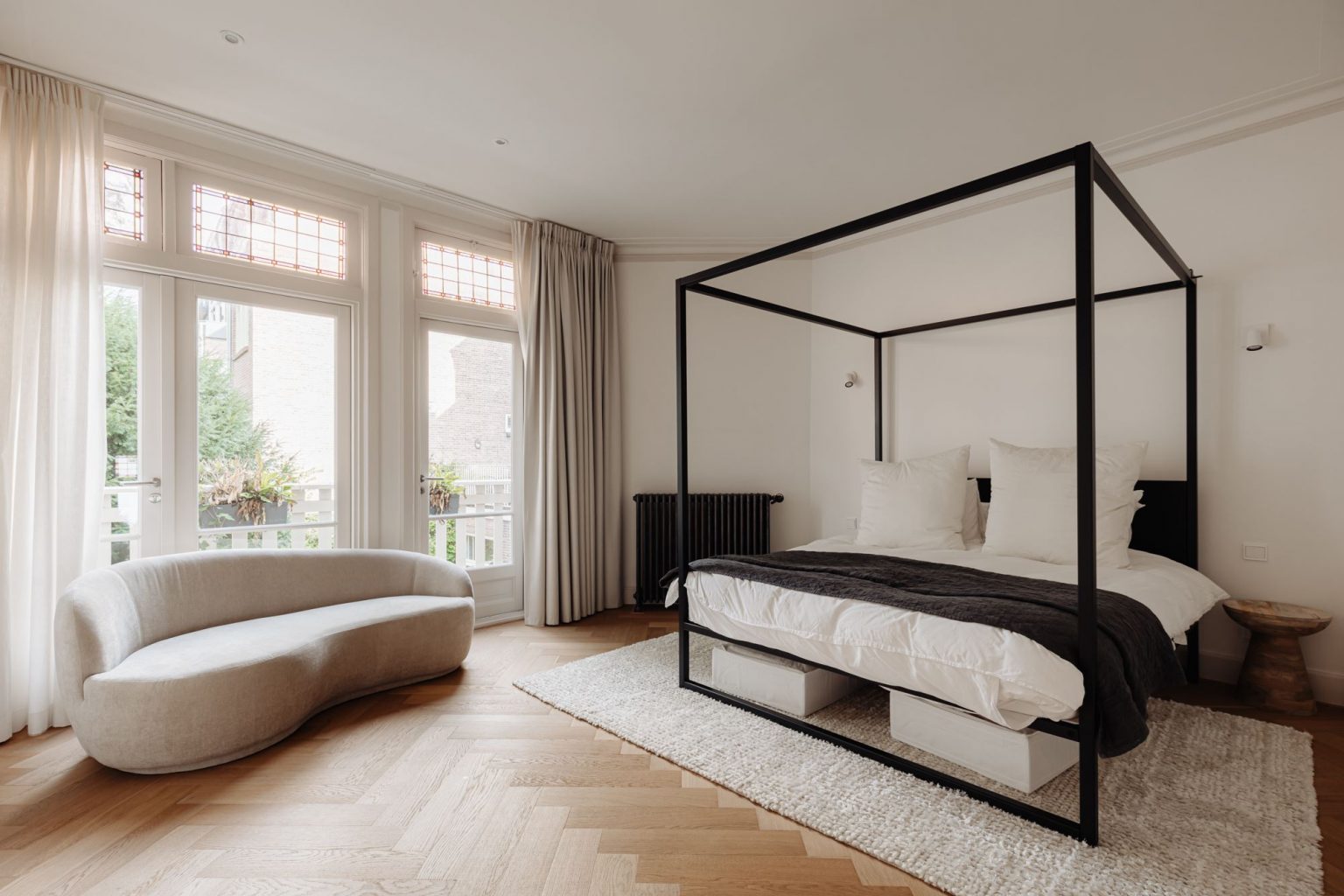 chambre avec lit à baldaquin décoration design beige et noire