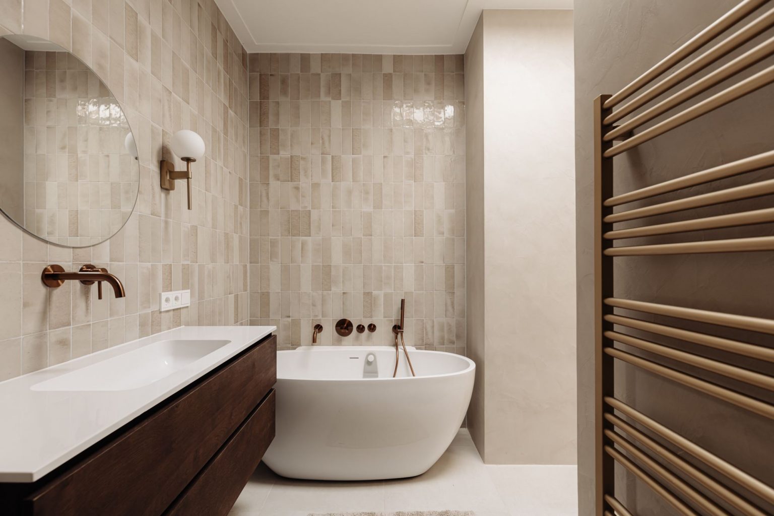 salle de bain avec baignoire îlot décoration design beige
