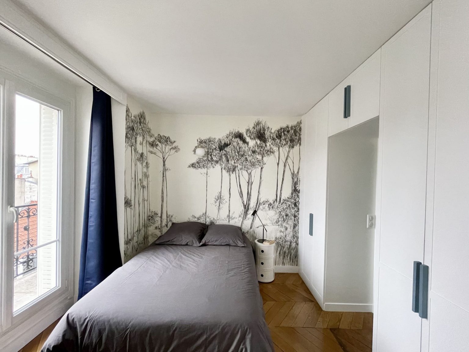 chambre papier-peint panoramique rénovation partielle appartement Paris Happy Pog Charlotte Gille