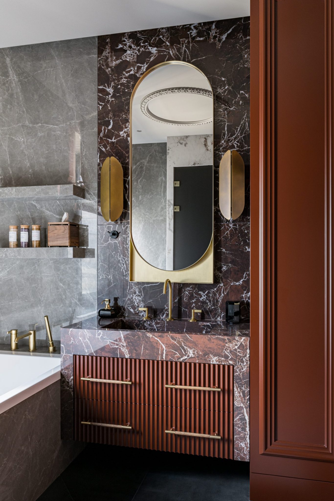 salle de bain marbre et bois décoration contemporaine