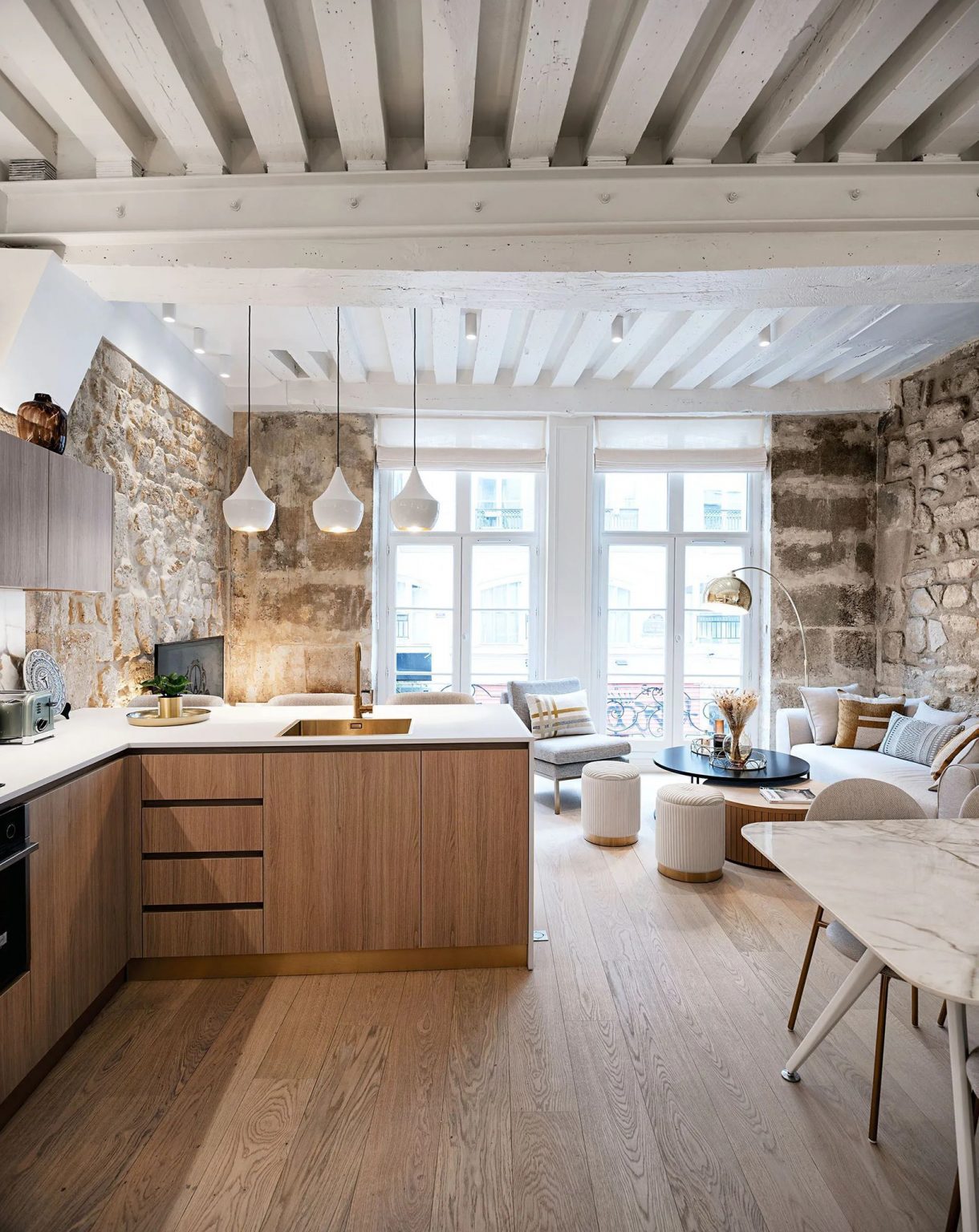 salon et cuisine ouverte mur pierres appartement ancien Paris décoration contemporaine