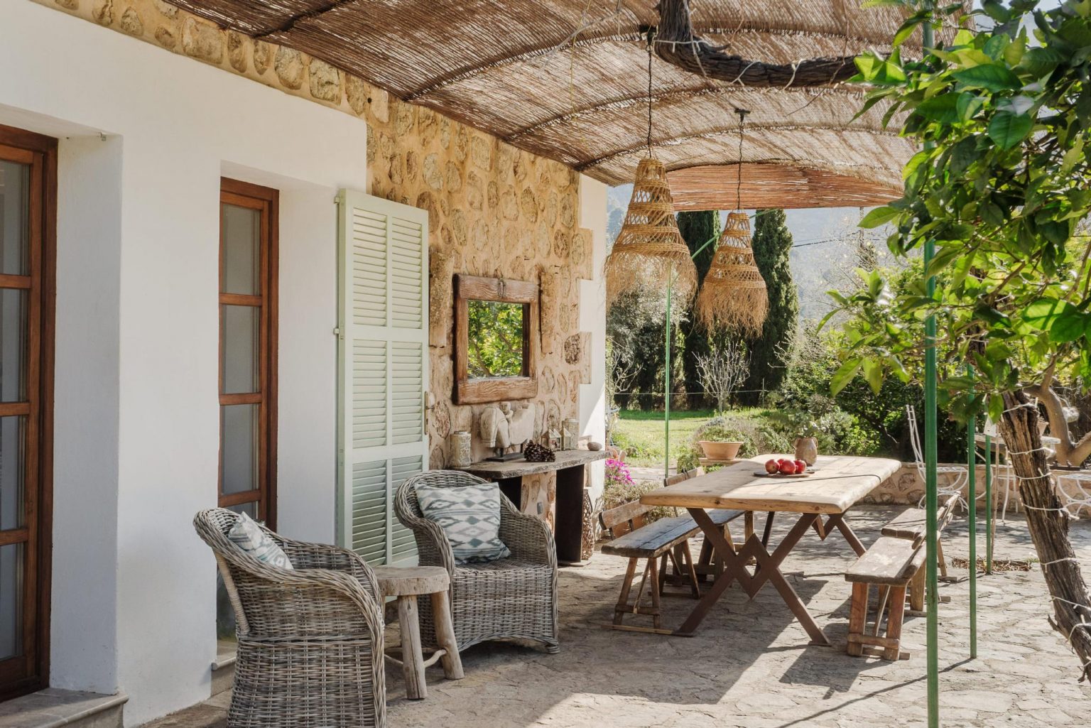 terrasse avec pergola acier maison en pierres Majorque