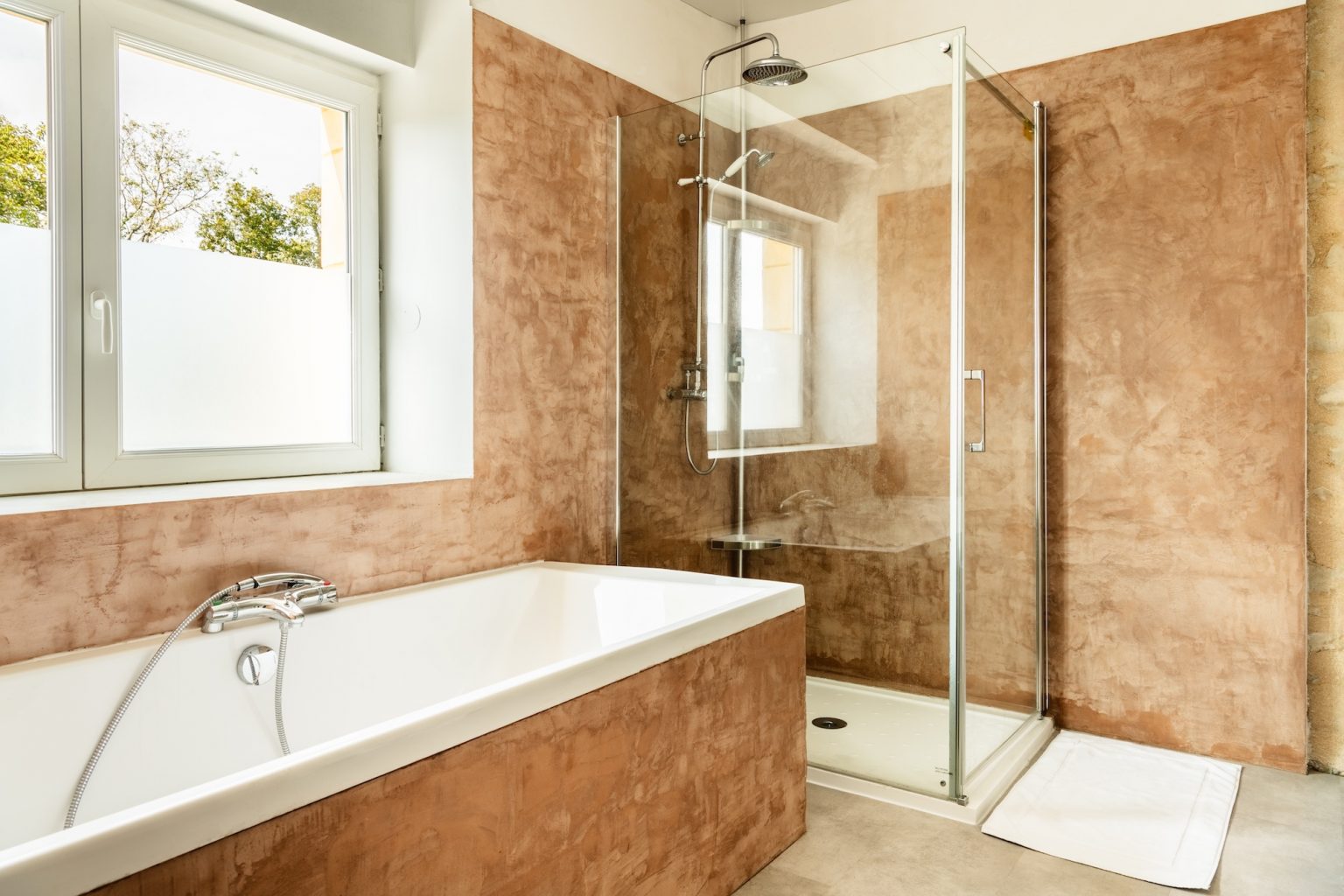 salle de bain murs enduits terracotta maison de campagne La Folie Sancerroise