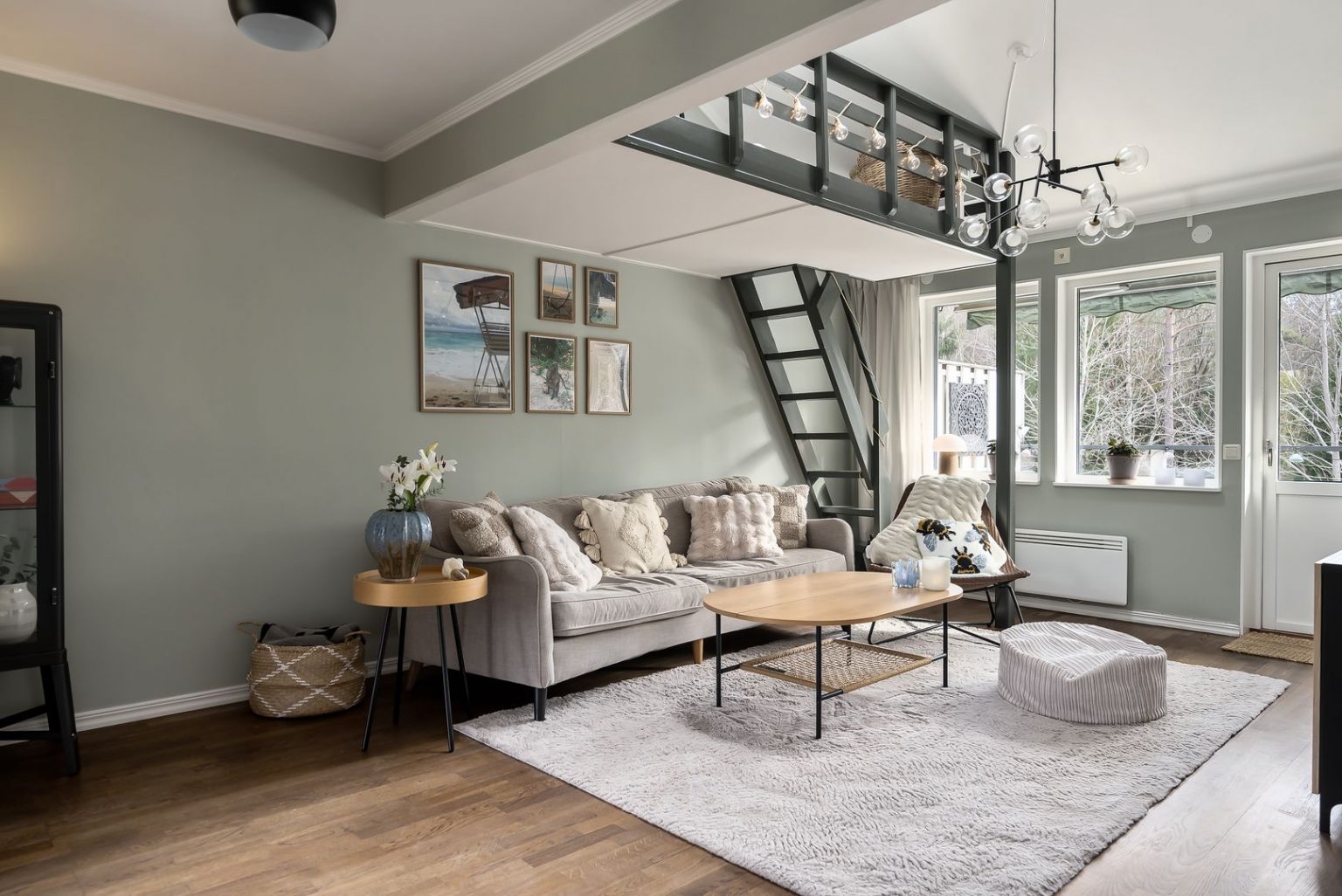salon avec escalier et mezzanine mur gris vert décoration scandinave