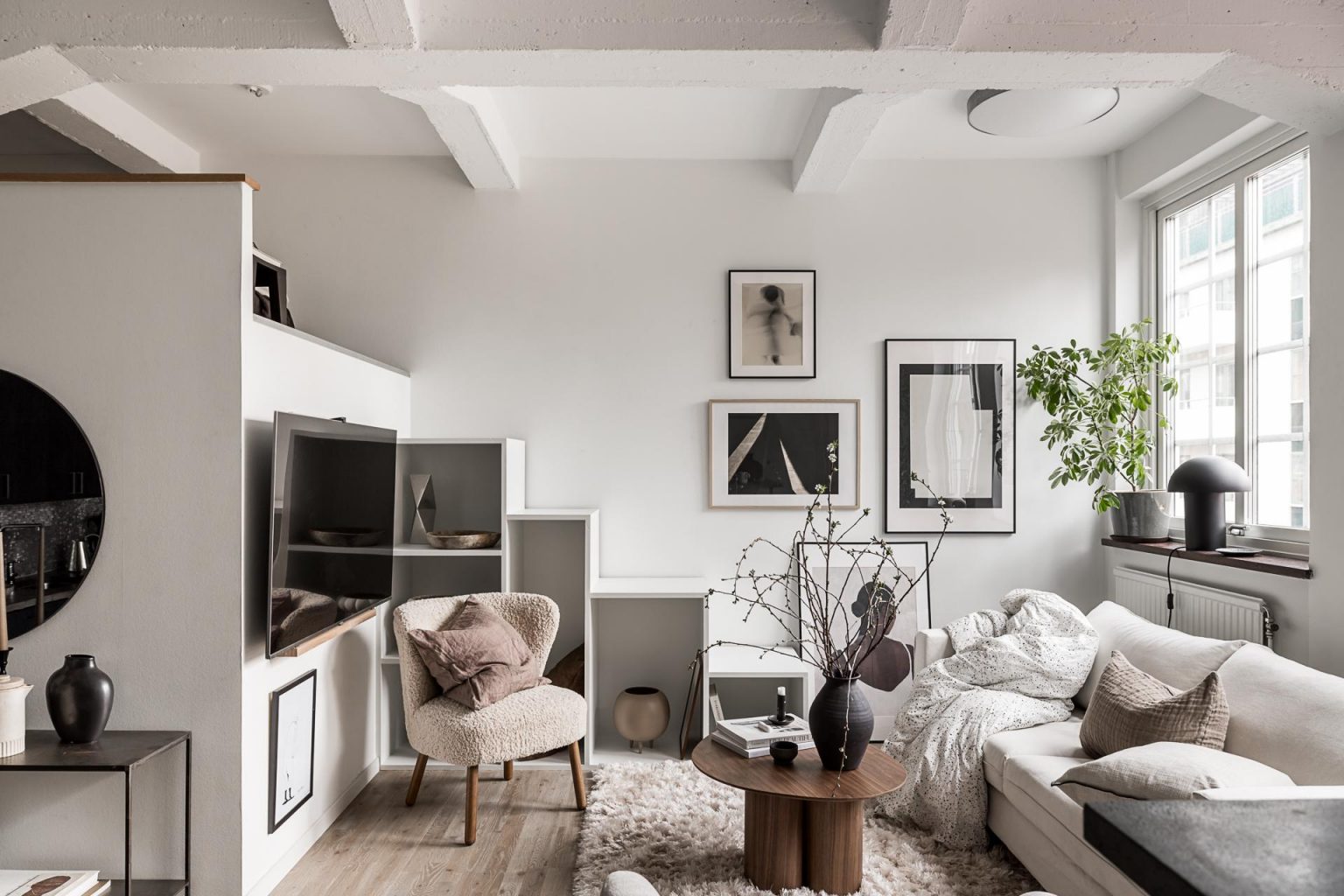 studio 40m2 décoration scandinave et beige avec mezzanine
