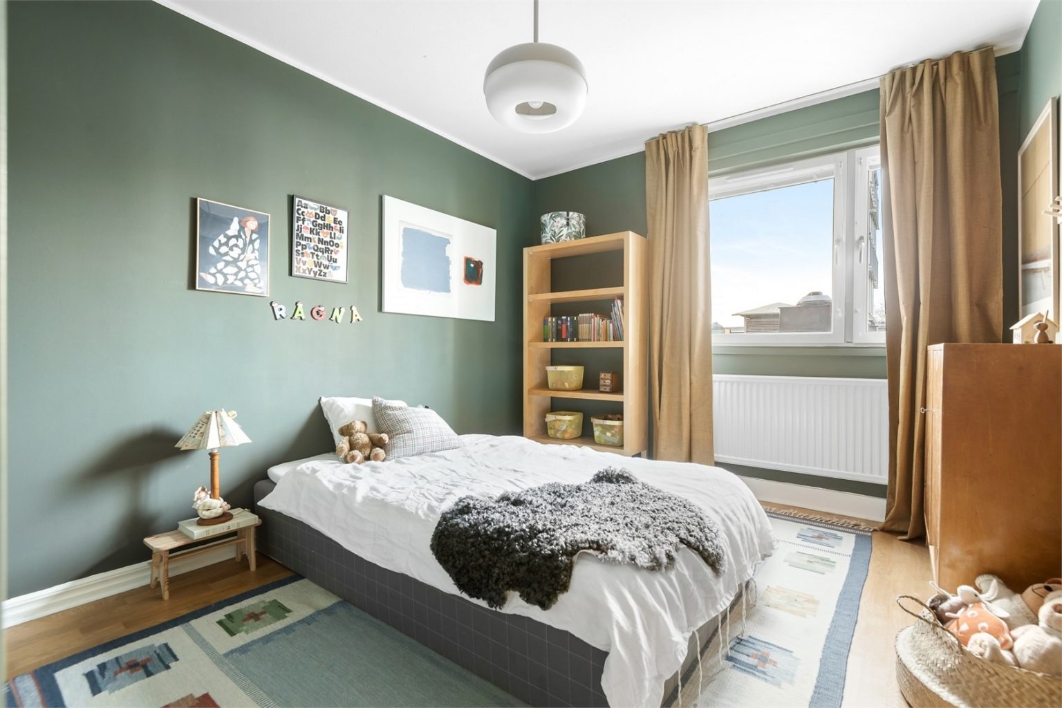 chambre verte avec placard décoration scandinave