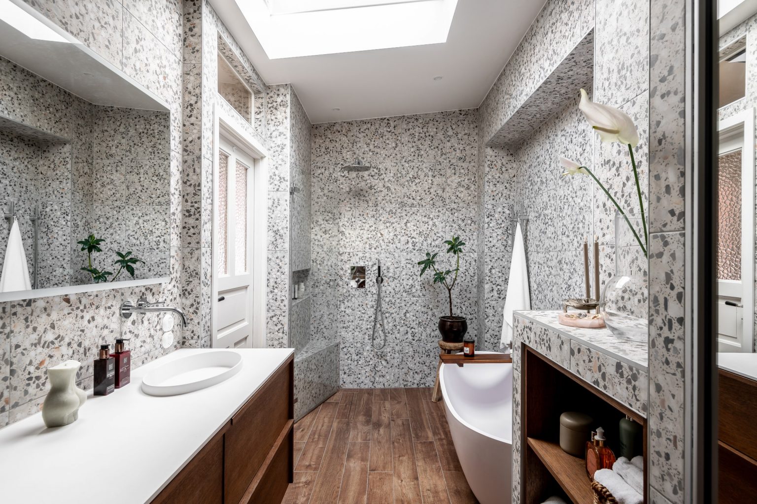 salle de bain design avec papier-peint