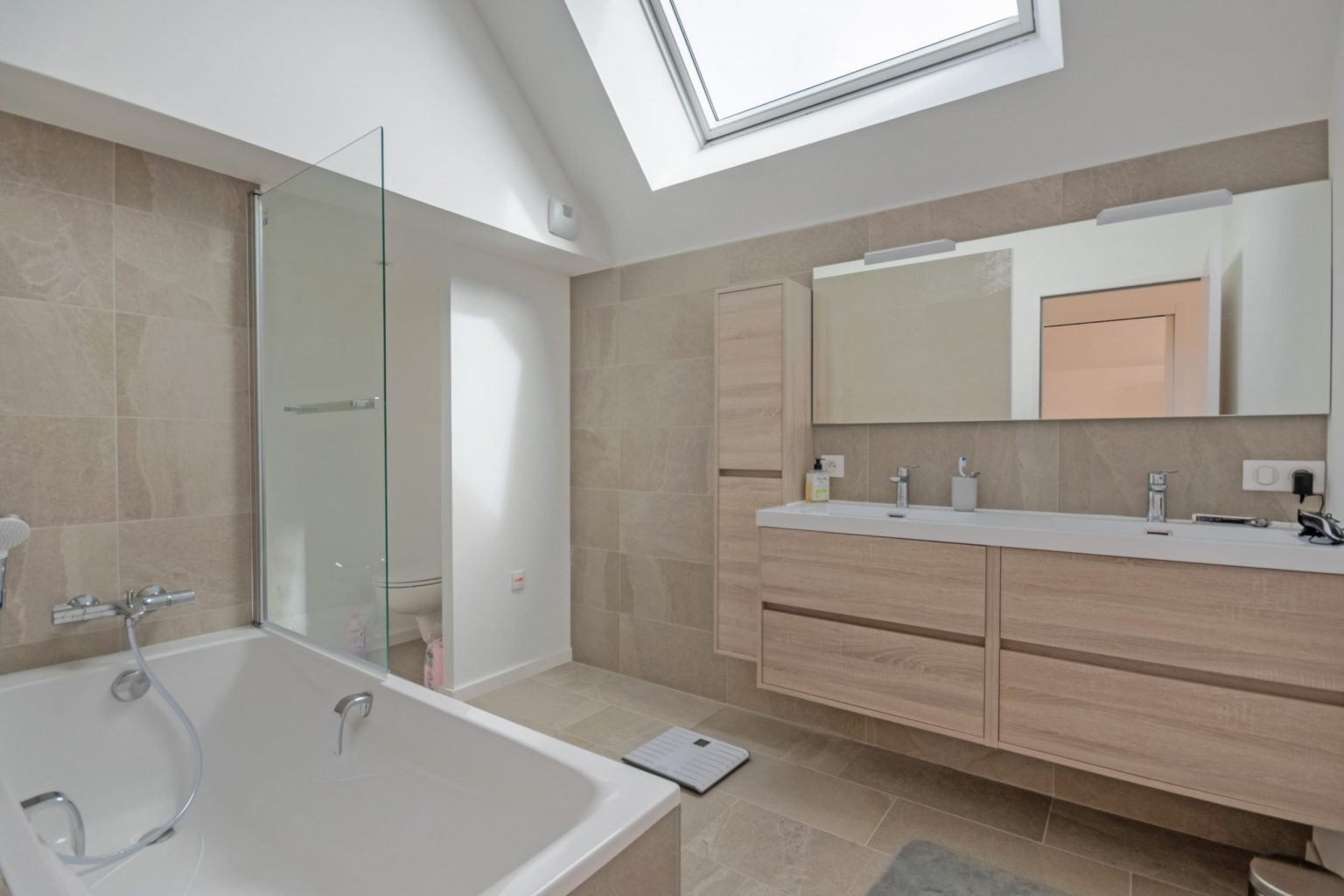 salle de bain avec velux maison Bretagne par architecte