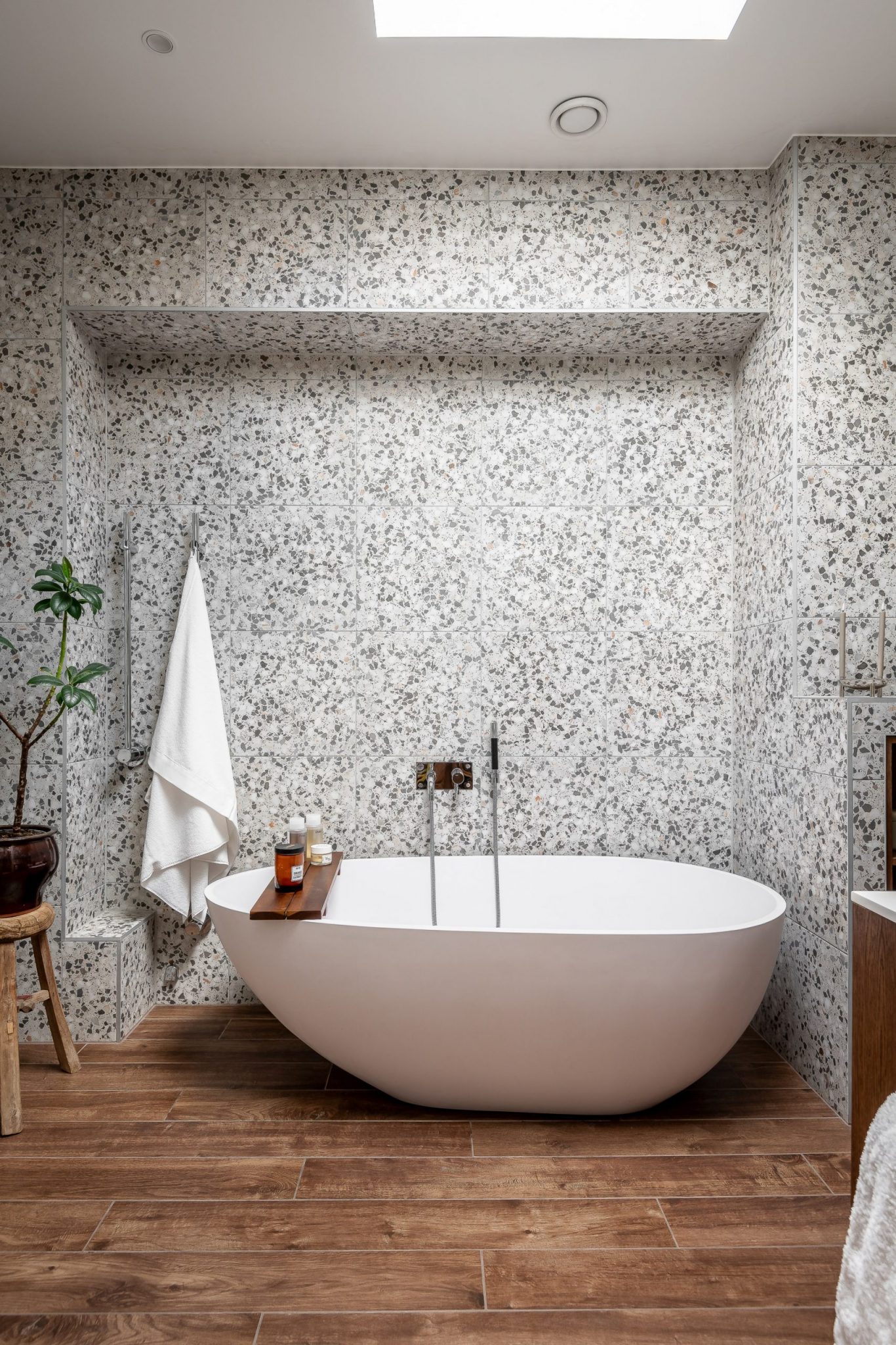 salle de bain design avec papier-peint
