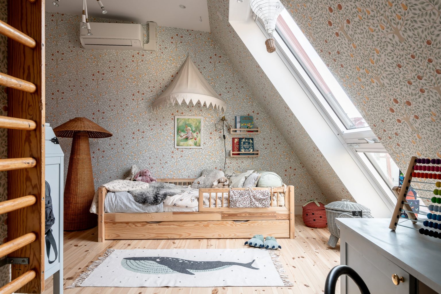 chambre mansardée enfant décoration vintage et scandinave