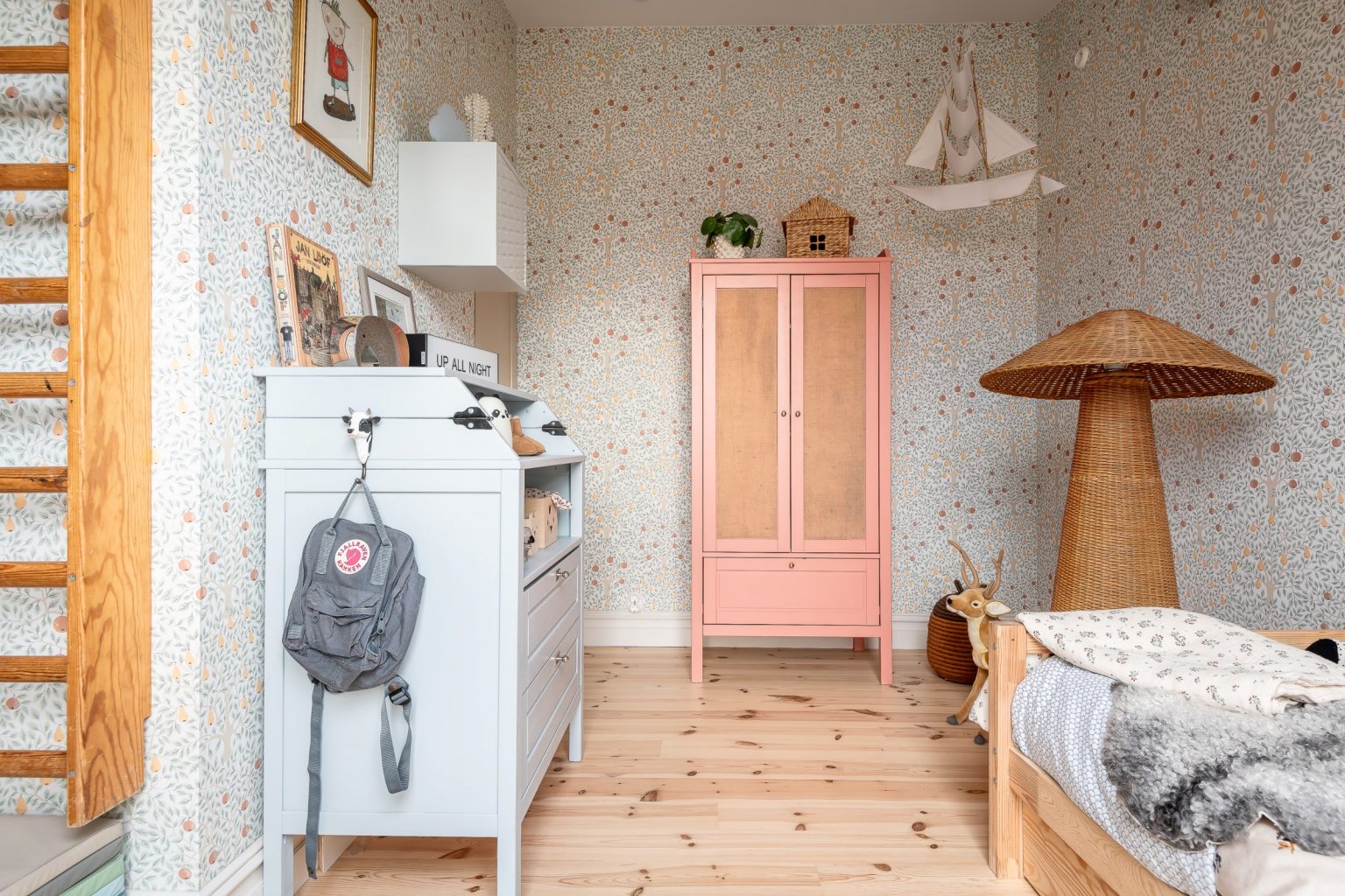 chambre mansardée enfant décoration vintage et scandinave