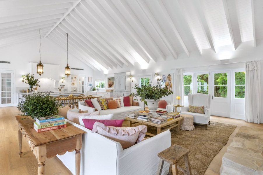 Une maison blanche pleine de charme aux larges espaces
