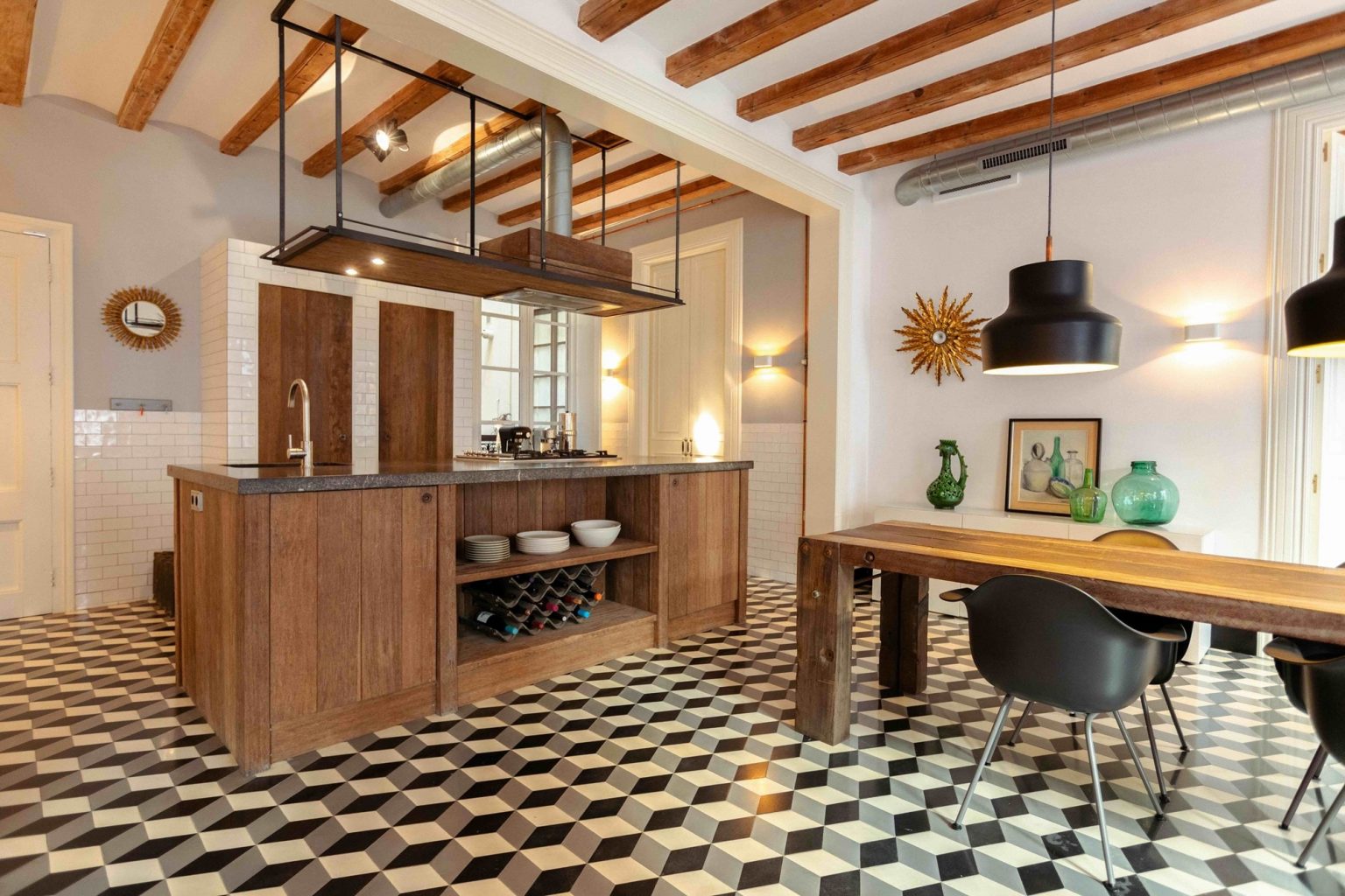 salle à manger avec cuisine ouverte bois décoration vintage et contemporaine
