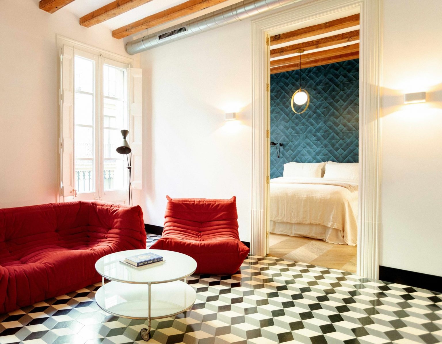 salon avec canapé rouge Togo décoration vintage et contemporaine