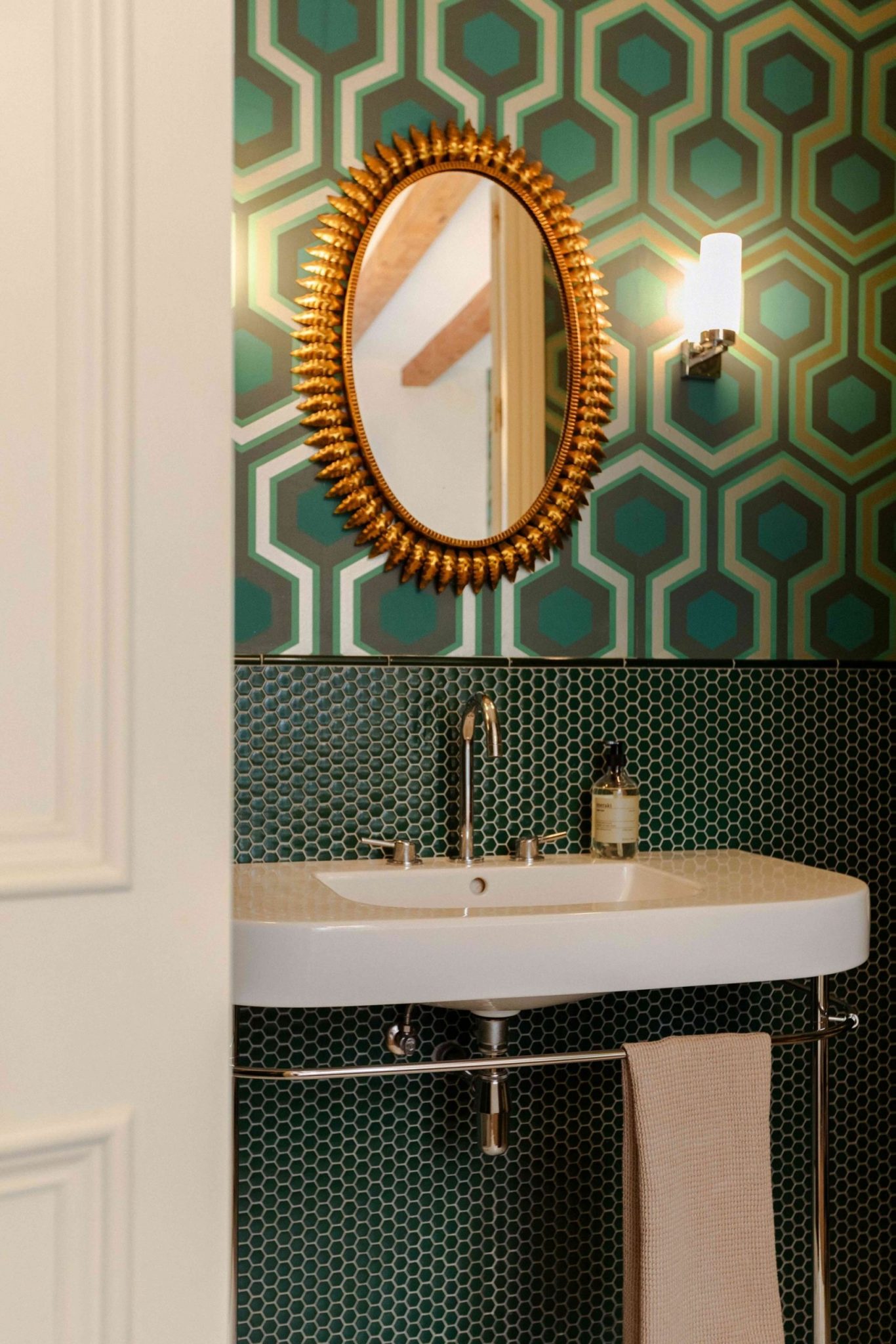 salle de bain avec papier-peint vert décoration vintage et contemporaine