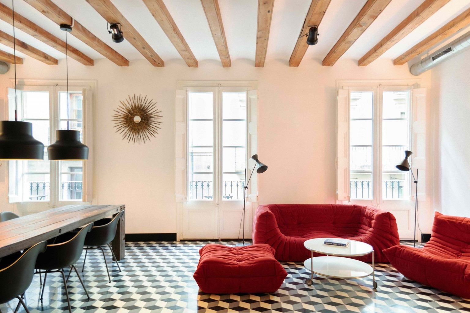 salon avec poutres et canapé Togo rouge décoration vintage et contemporaine