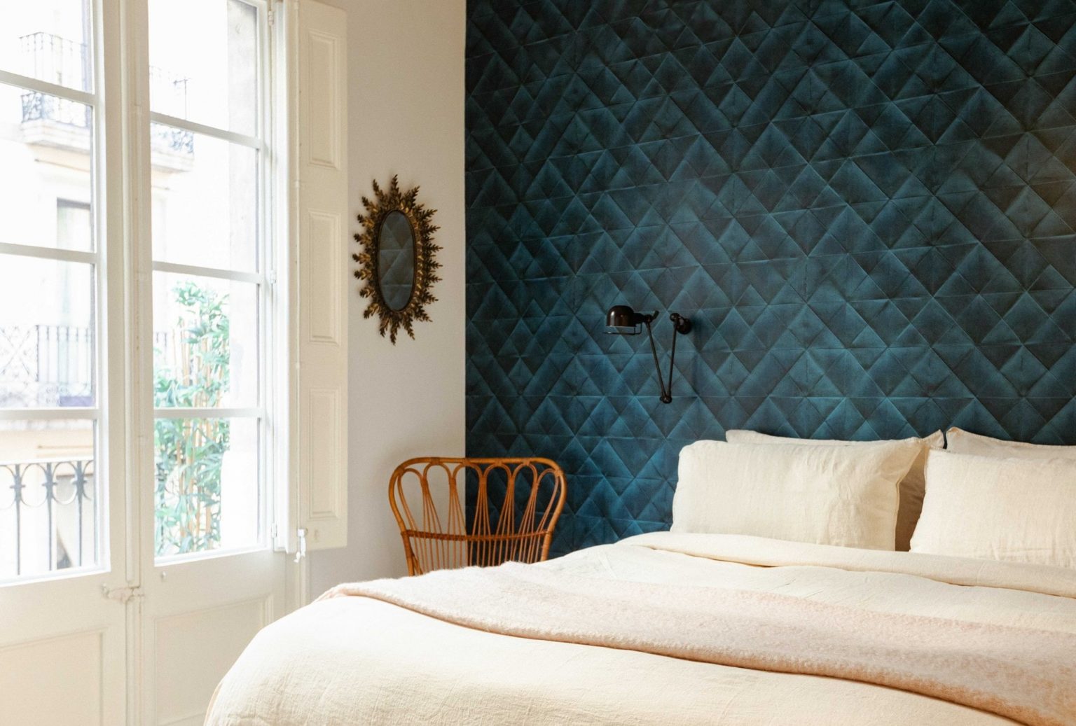 chambre avec papier-peint bleu décoration vintage et contemporaine