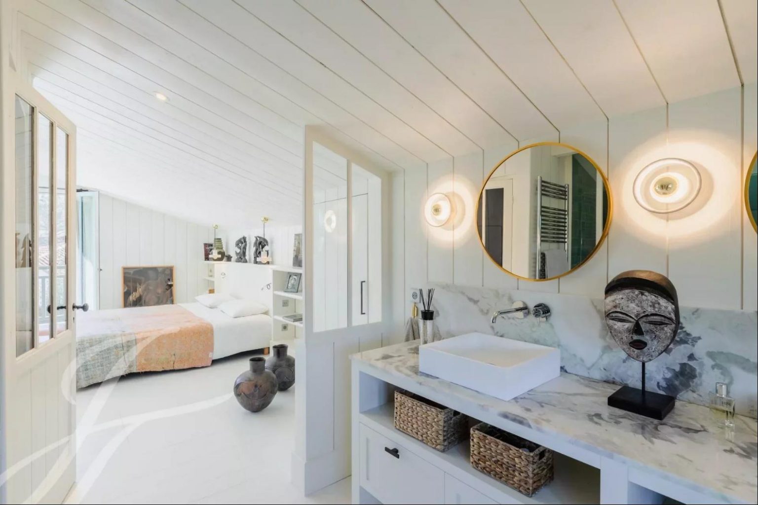 salle de bain blanche maison en bois style Cap Ferret