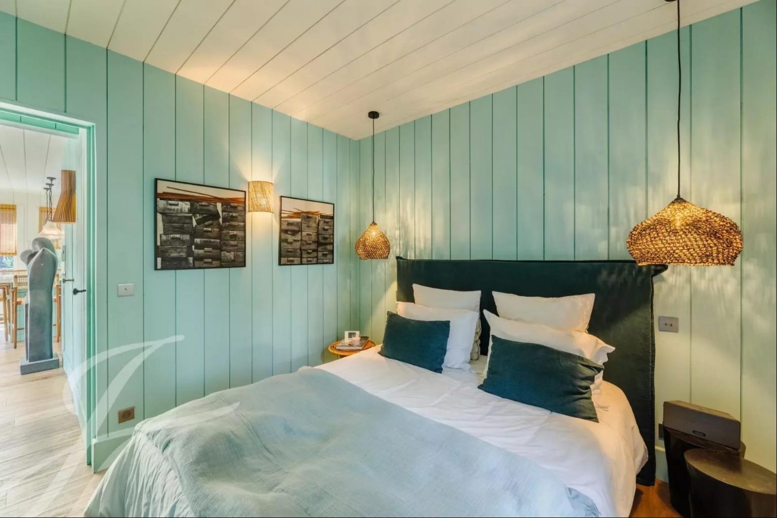 chambre murs bleu turquoise maison en bois style Cap Ferret
