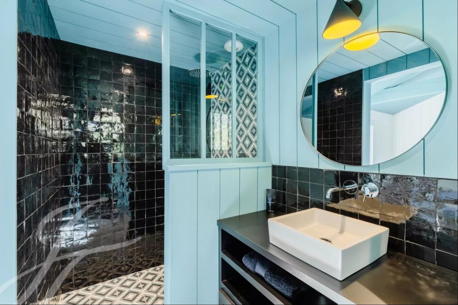 salle de bain bleu turquoise et zelliges noires maison en bois style Cap Ferret