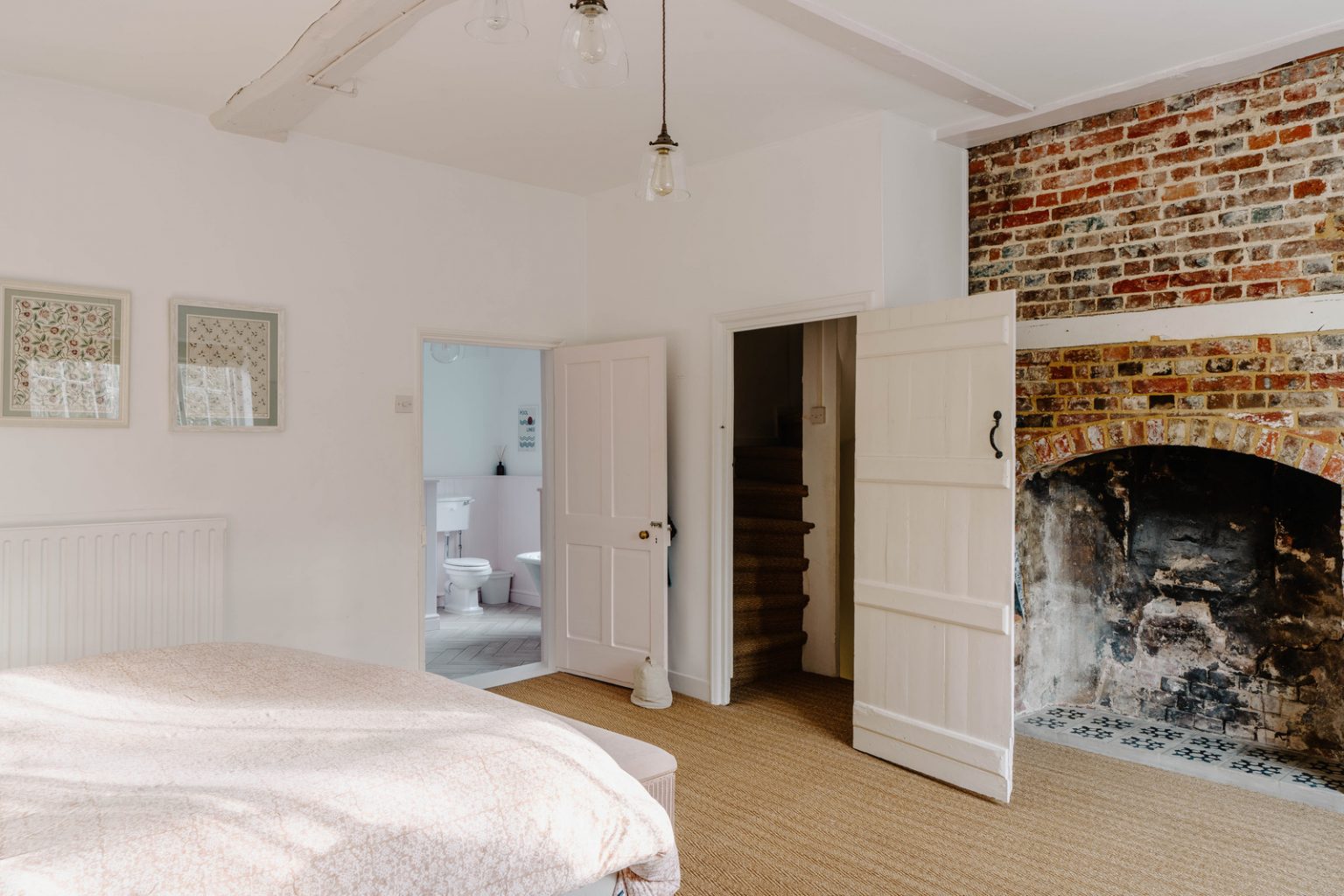 chambre avec cheminée ancienne en briques maison rénovée Angleterre