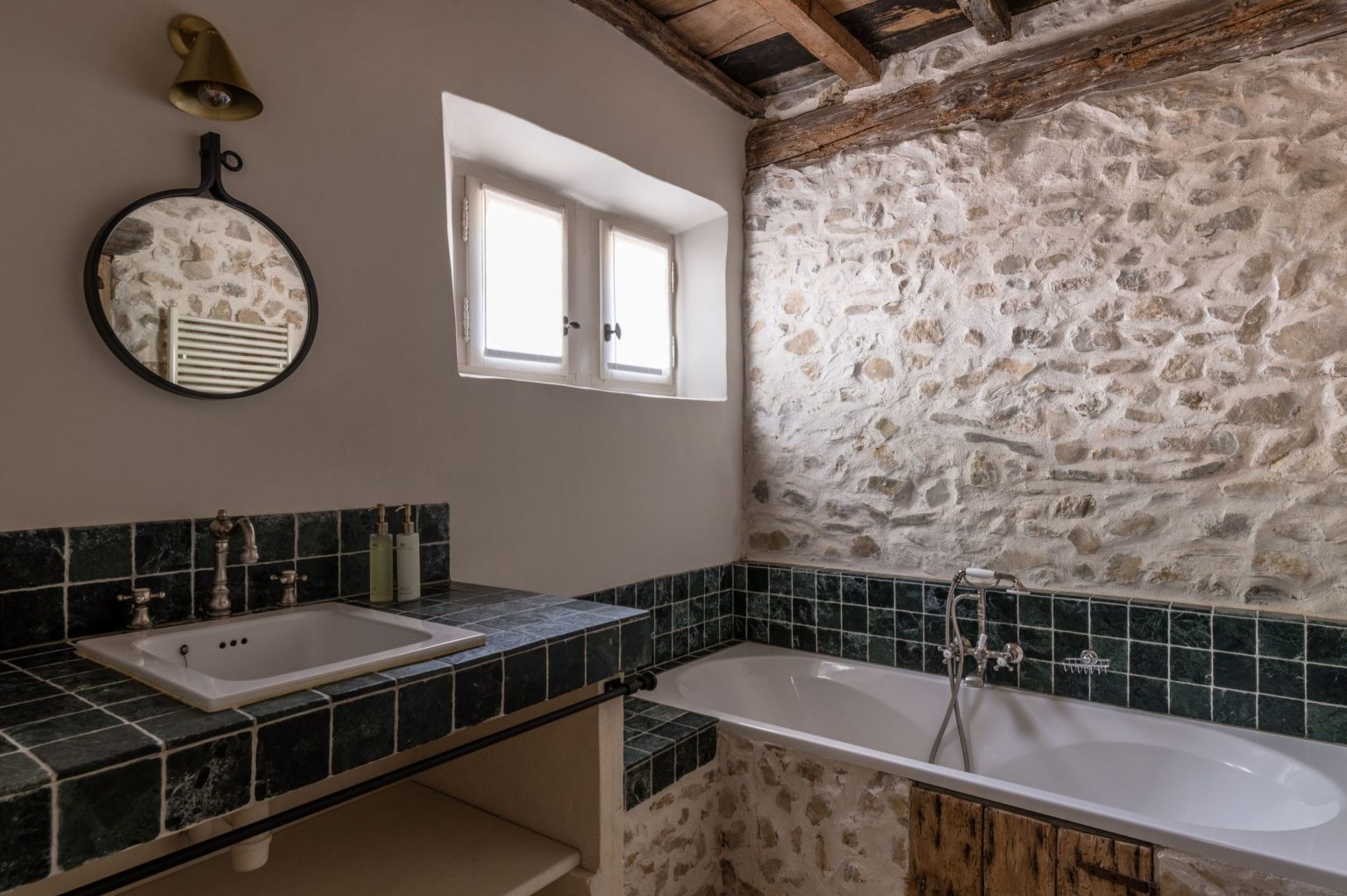salle de bain mur pierres Le Hameau des Baux 