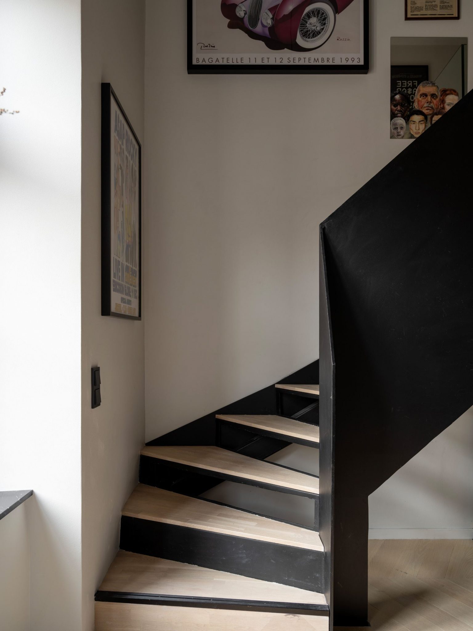 escalier noir et bois