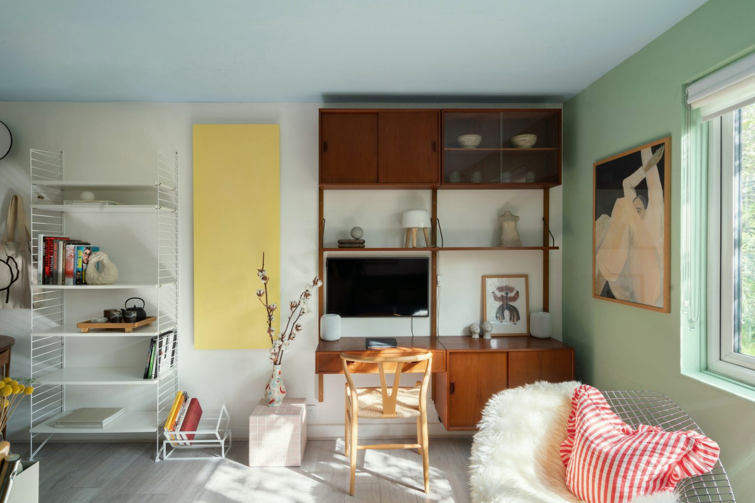 salon avec bureau vintage teck deux-pièces 35m2 décoration colorée